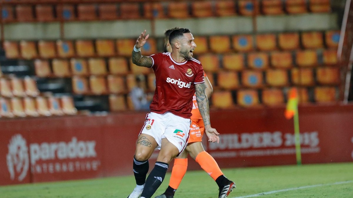 Marc Fernández reclama un no fuera de juego tras marcarle al Arenteiro.