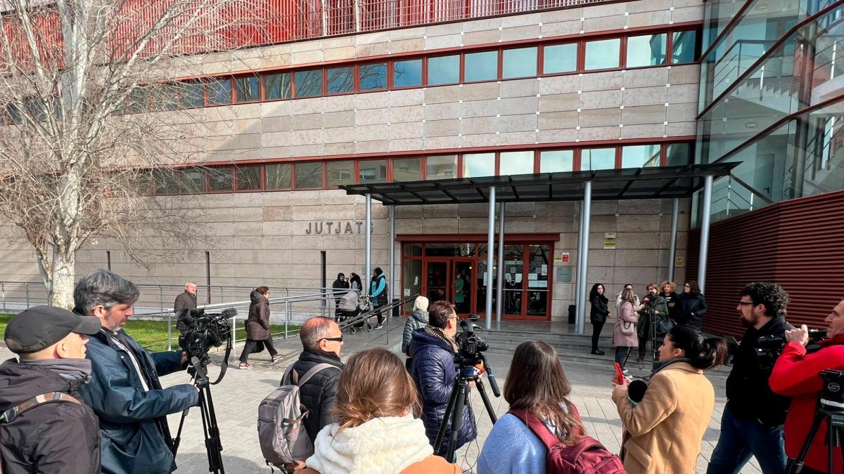 La expectación ante los juzgados de Reus a la espera de ver si el acusado declara o no.