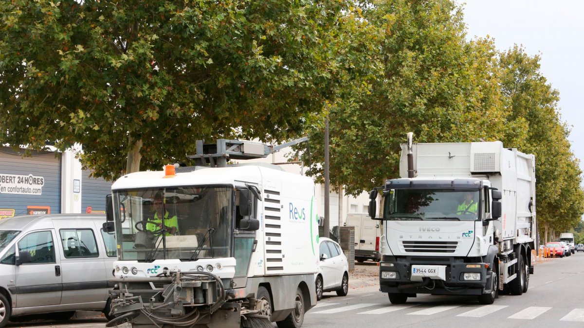 Vehículos de cuando Fomento de Construcciones y Contratas era la encargada del servicio de recogida de basura en Reus.