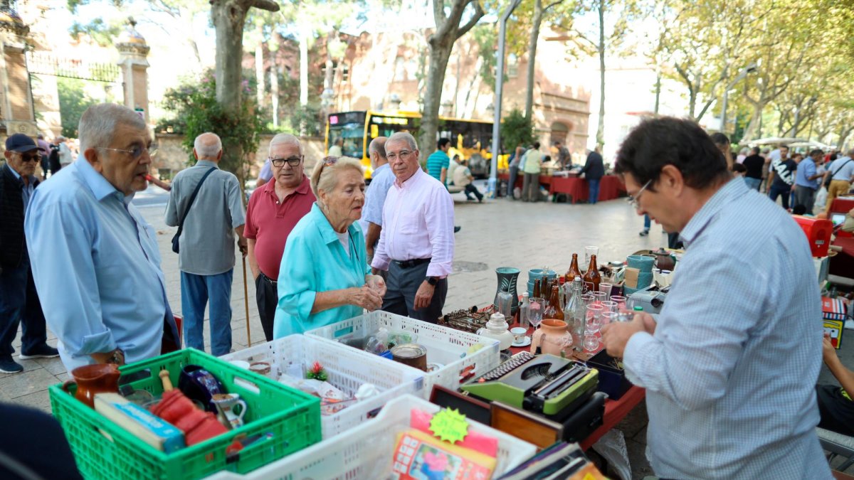 Uno de los puestos de venta de objetos antiguos y curiosos en el Passeig Prim.