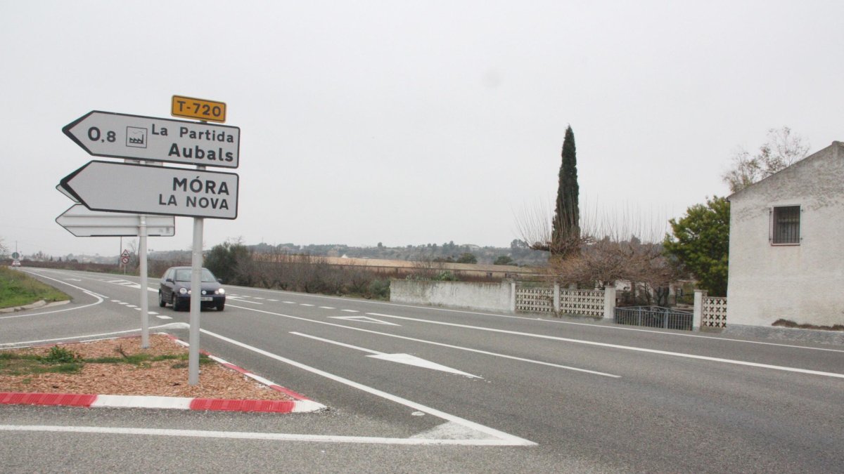 Carretera C-12 al seu pas pel terme de Garcia.