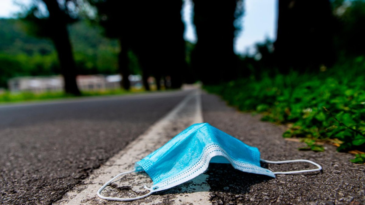 Una mascarilla en el suelo, en una imagen de archivo.