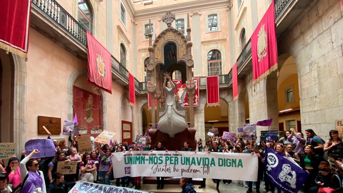 La protesta ha terminado en el Pati Jaume I del Ajuntament de Tarragona.