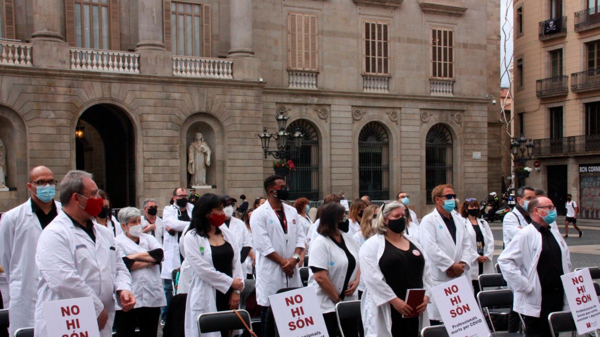Protesta de médicos en mayo de 2021 en la plaza Sant Jaume de Barcelona.