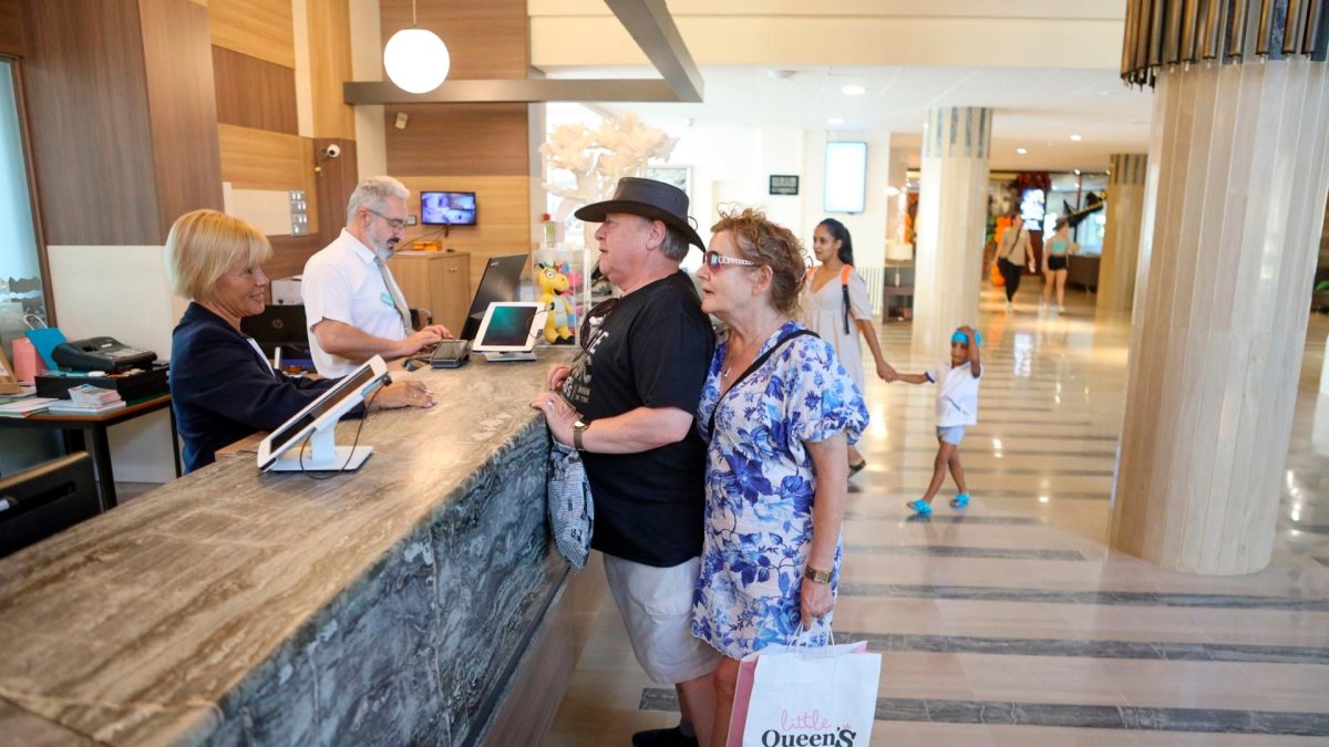 Grupos de turistas llenan estos días los hoteles y las calles de Salou en un puente con buenas perspectivas.