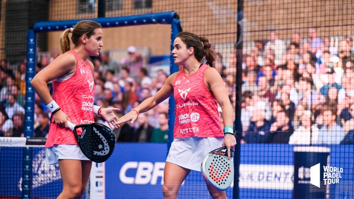 Ari Sánchez y Paula Josemaría se saludan tras un punto conseguido.