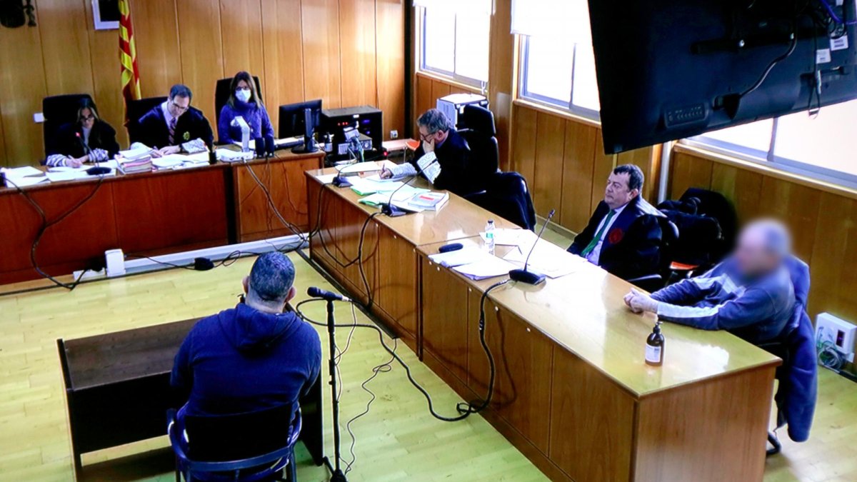 Un agente de los Mossos declara como testigo durante la primera sesión del juicio donde se juzga a un hombre acusado de matar a una mujer de 91 años en Tarragona.