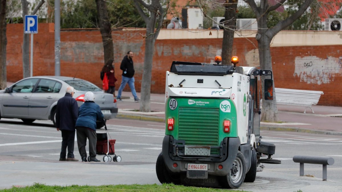 Una máquina del servicio municipal de la basura, esta semana, trabajando en la avenida Marquès de Montoliu.