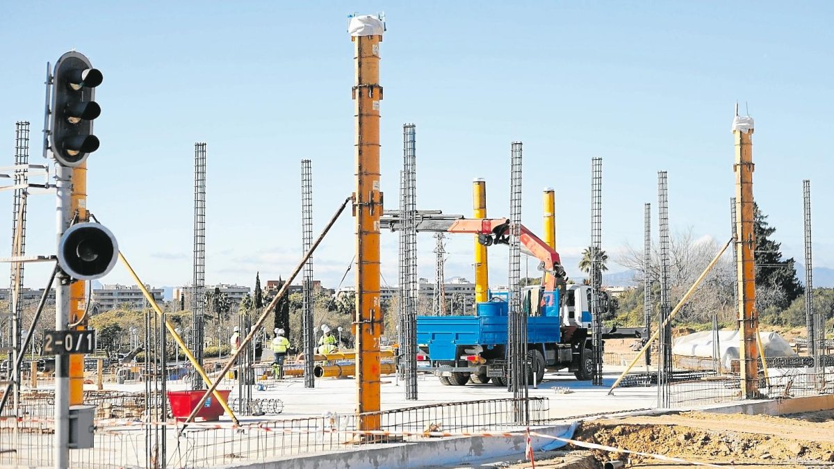 Trabajos esta misma semana en la cimentación y estructura de la futura estación de Salou/PortAventura.
