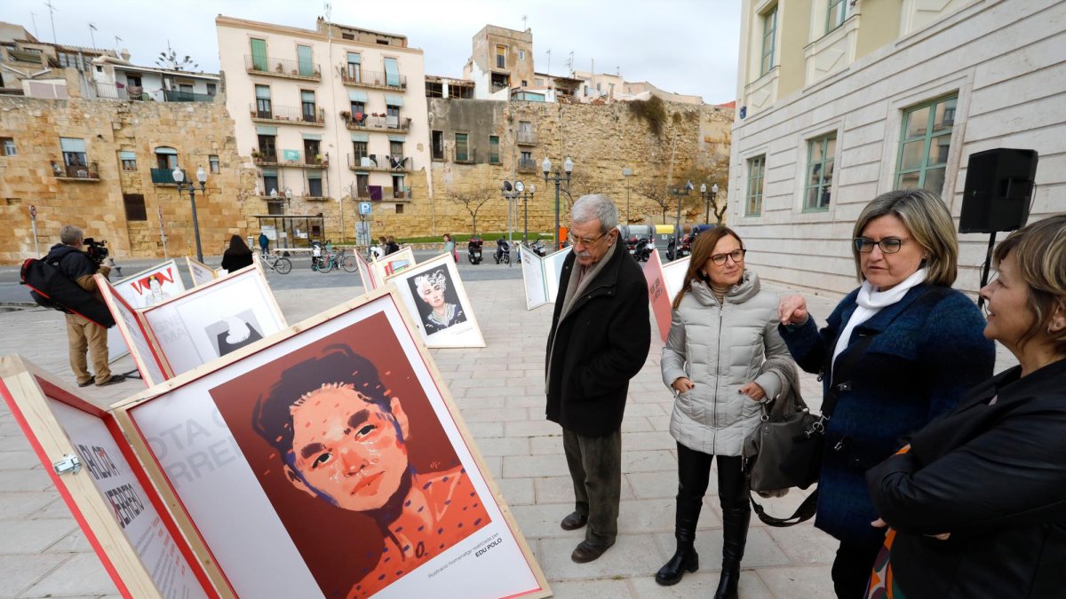 Algunas de las personas que asistieron a la inauguración.