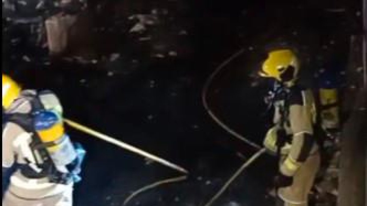 Los bomberos durante la extinción.