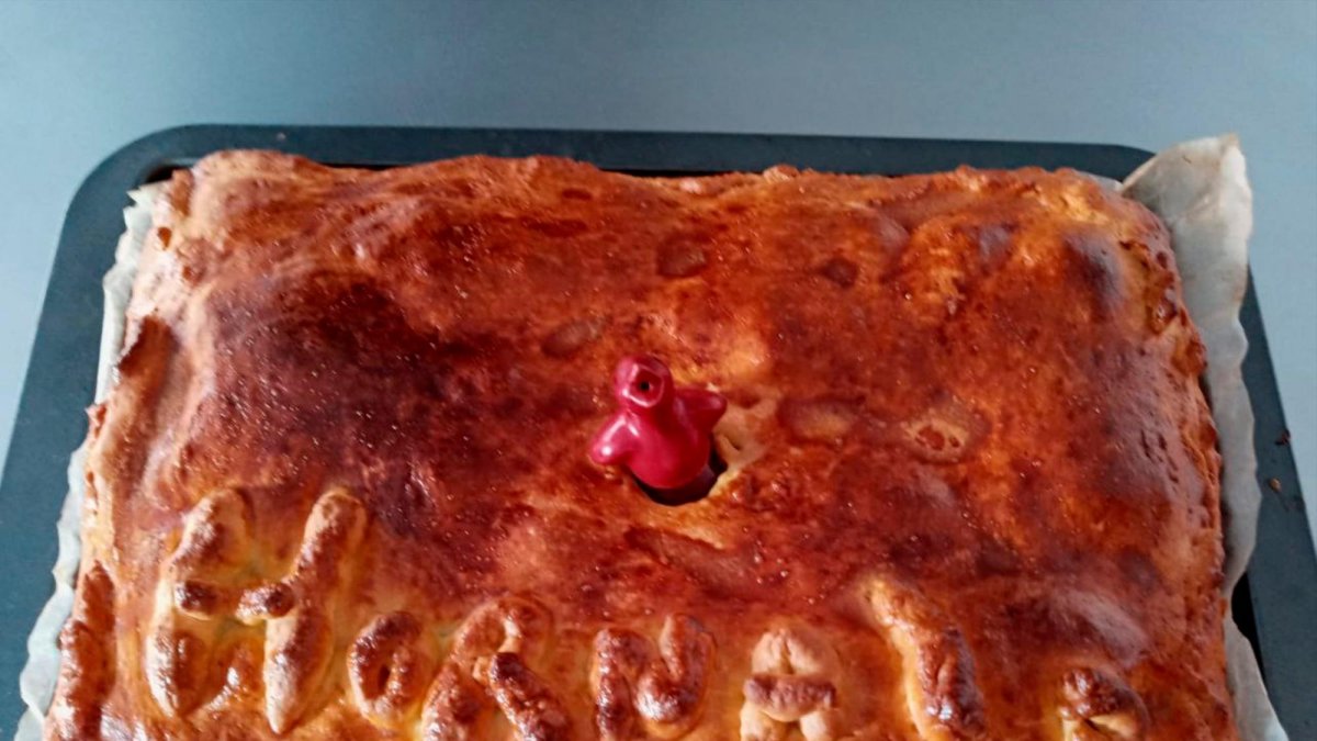 Se rellena con jamón, lomo adobado y chorizo.