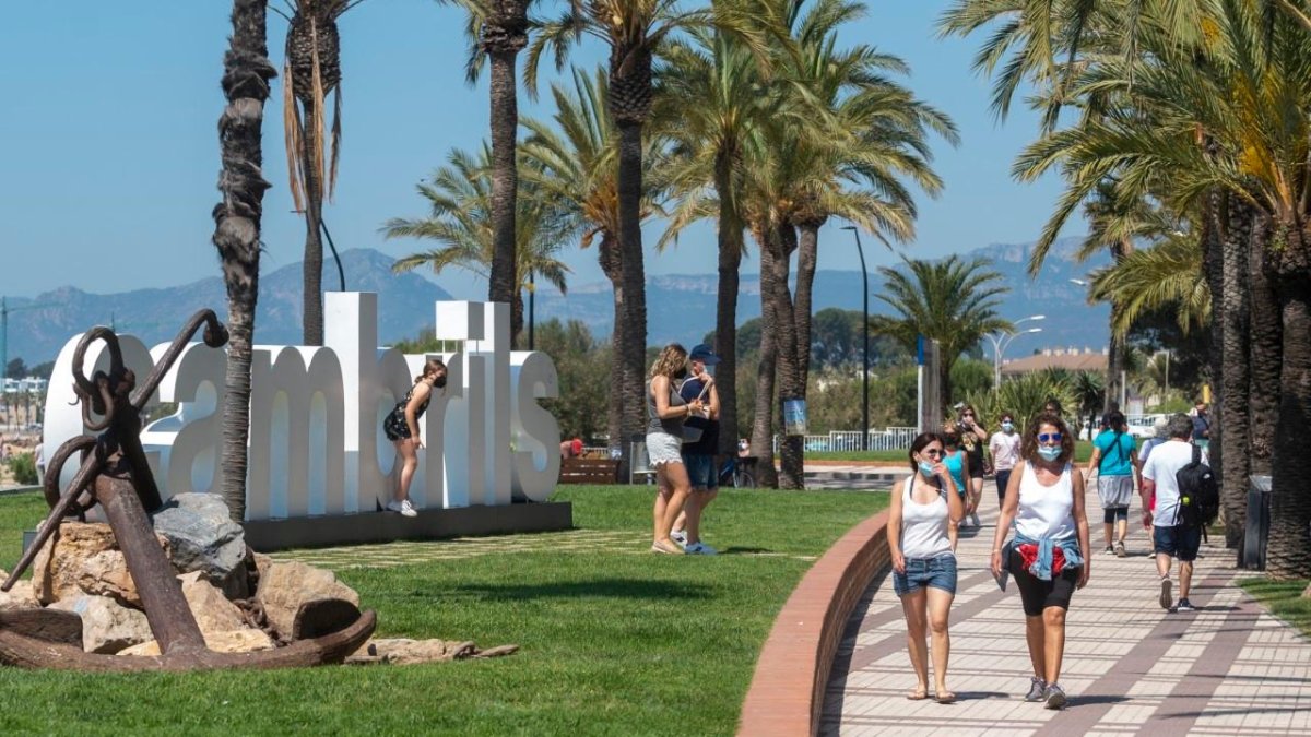 Les zones aptes per anar sense samarreta serà el passeig i les platges.