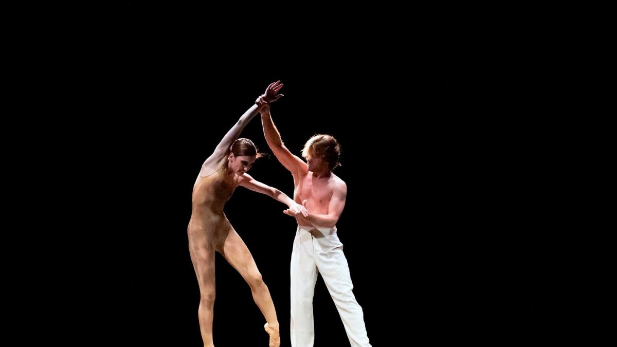 Actuacions del canongí Aleix Mañé (ballarí) durant l’acte d’inauguració del 21 de gener.