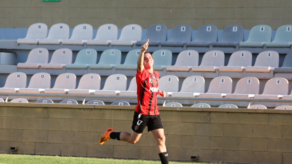Aitor Serrano celebra uno de los tantos conseguidos.