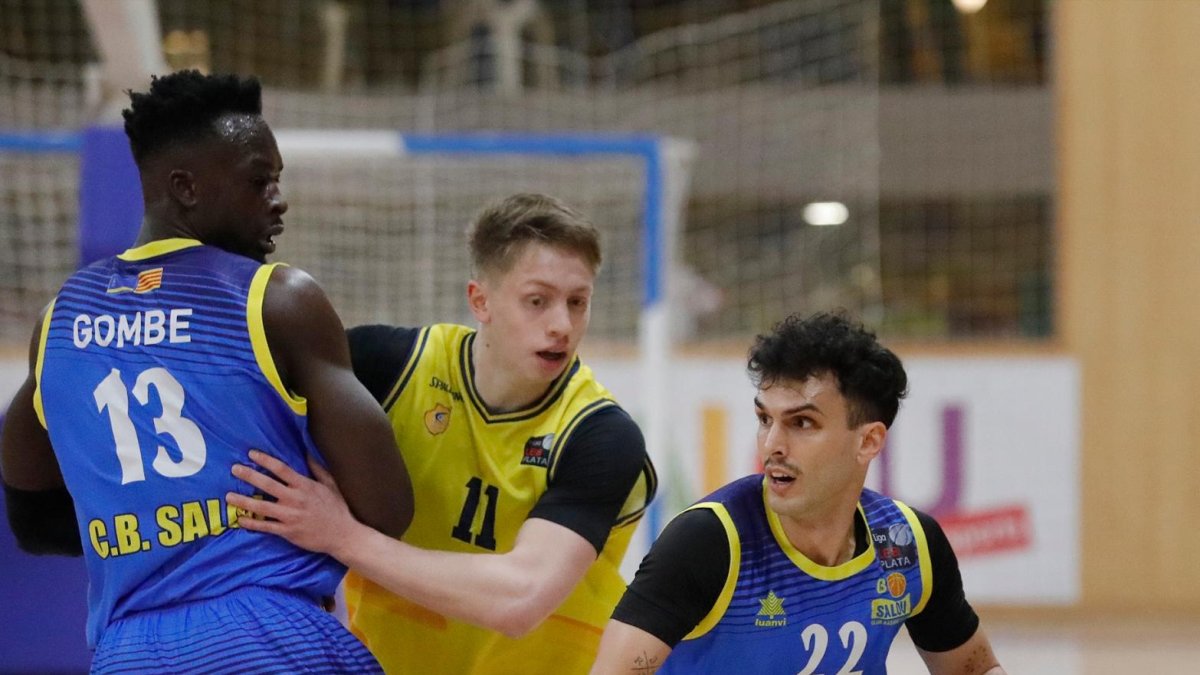 El base del CB Salou, Xavi Hernández, sale de un bloqueo de su compañero Ronnie Gundo.