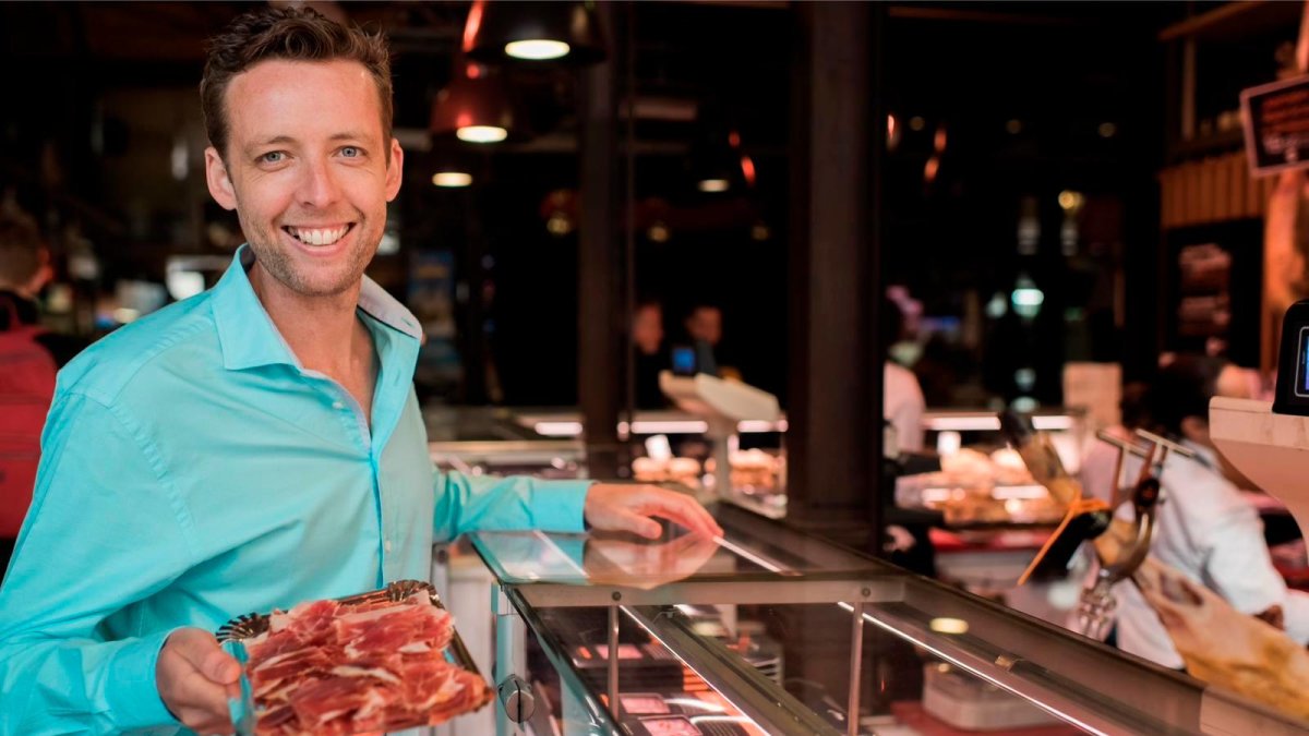 El youtuber que visitarà Valls gaudint del pernil en un dels seus vídeos.