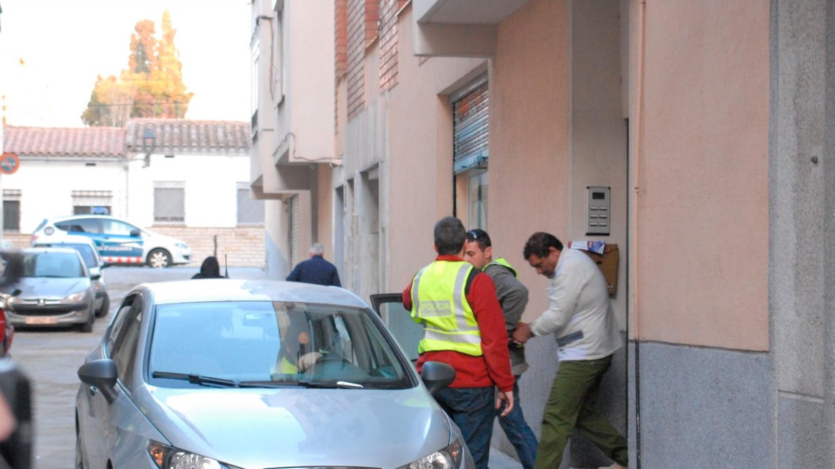 El condenado, durante el registro que se hizo en su domicilio de Torreforta.