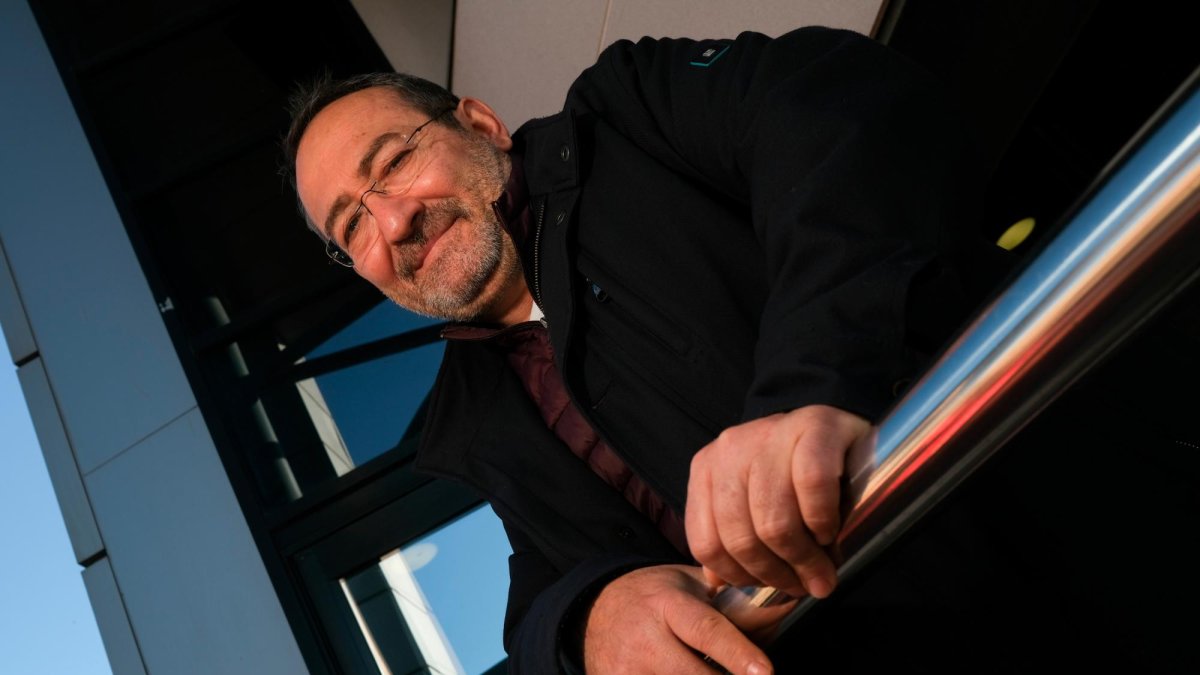 El poeta Juan Carlos Elijas, en una imagen a las puertas del ‘Diari’ antes de la entrevista.