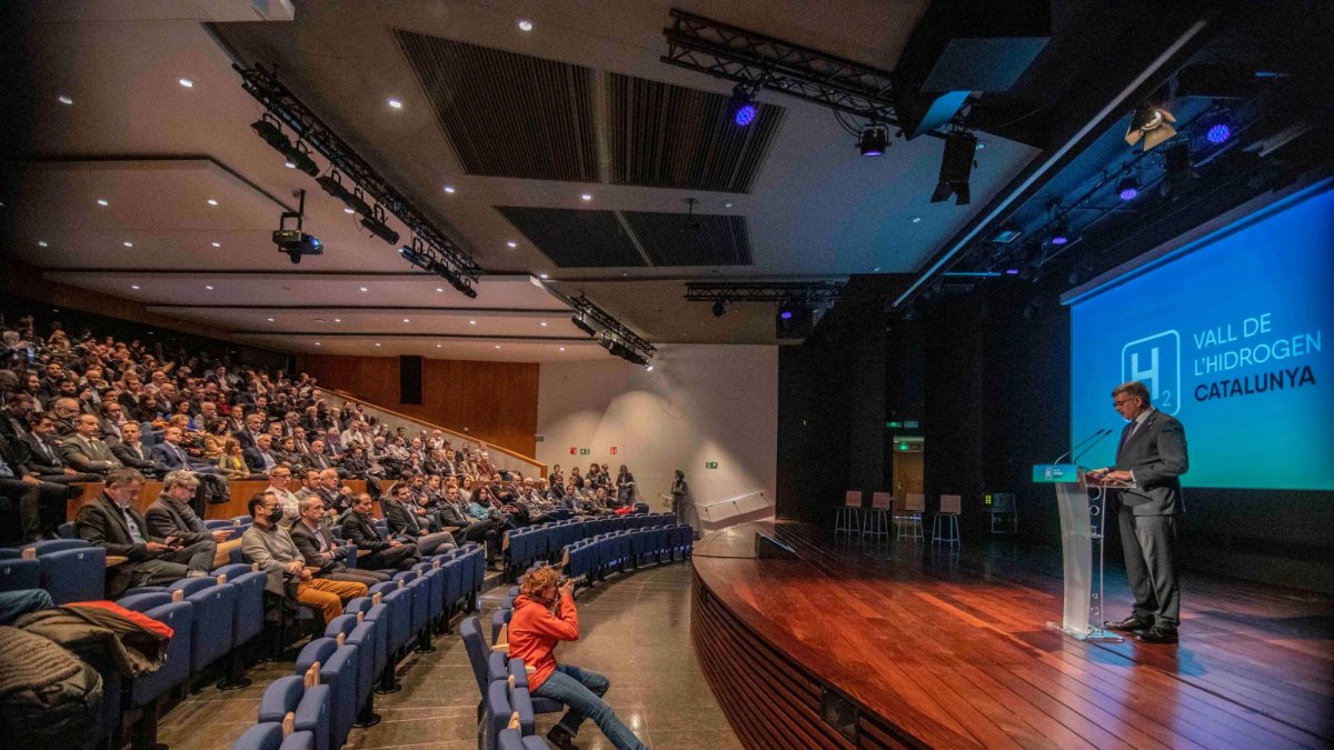El alcalde de Tarragona, Pau Ricomà, interviene durante la asamblea de la Vall de l’Hidrogen de Catalunya.
