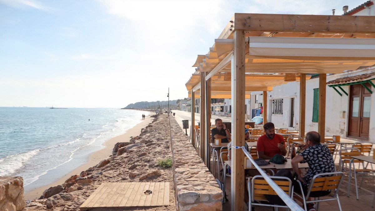 Los restaurantes de Botigues de Mar ya han retirado las plataformas, después del temporal.