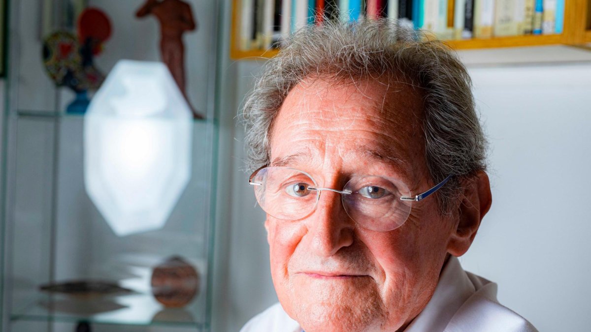 Joan Prat, en una de les biblioteques de casa seva, on atresora milers de llibres i un extensíssim fons documental alimentat al llarg dels 50 anys de docència i recerca. ángel ullate