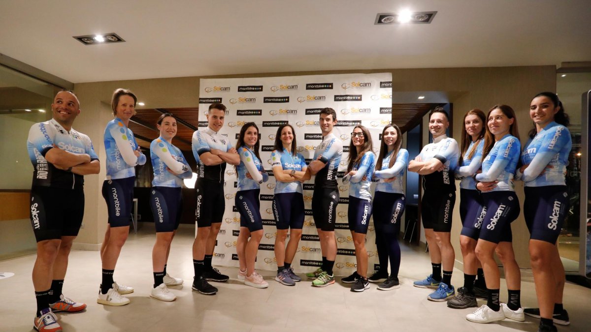 Nueve ciclistas forman el equipo femenino y otros nueve, el masculino.
