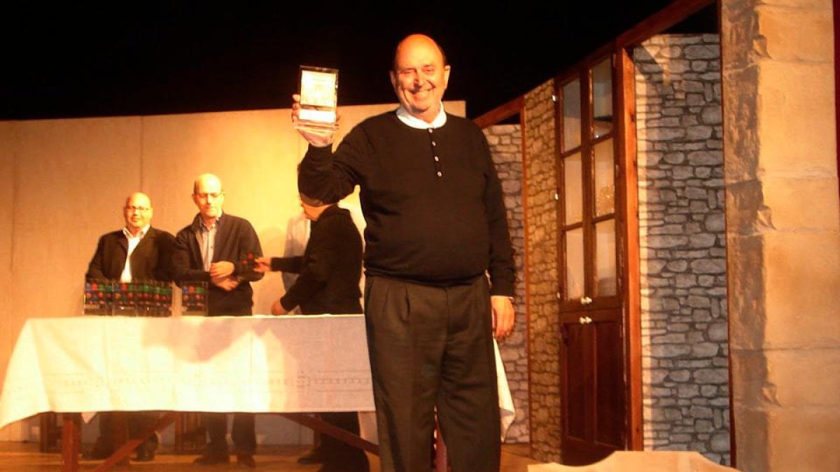 Sans con uno de los premios como actor de teatro.