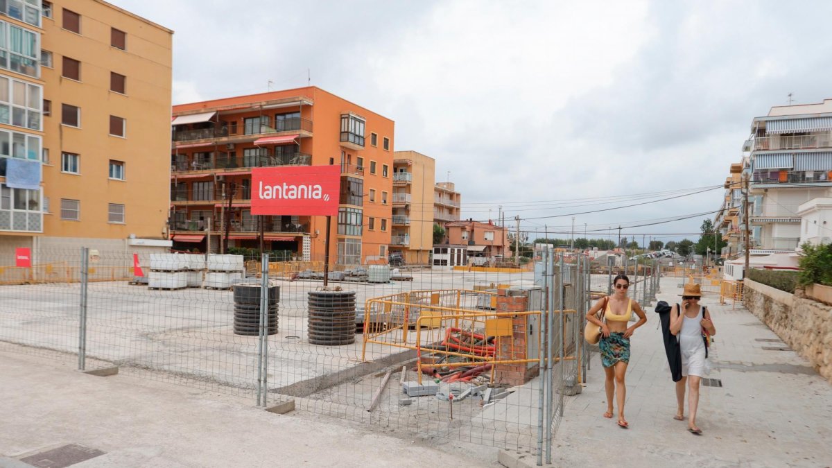 La calle Barenys se ha reabierto parcialmente a los peatones, a la espera de completar la canalización soterrada del barranco.