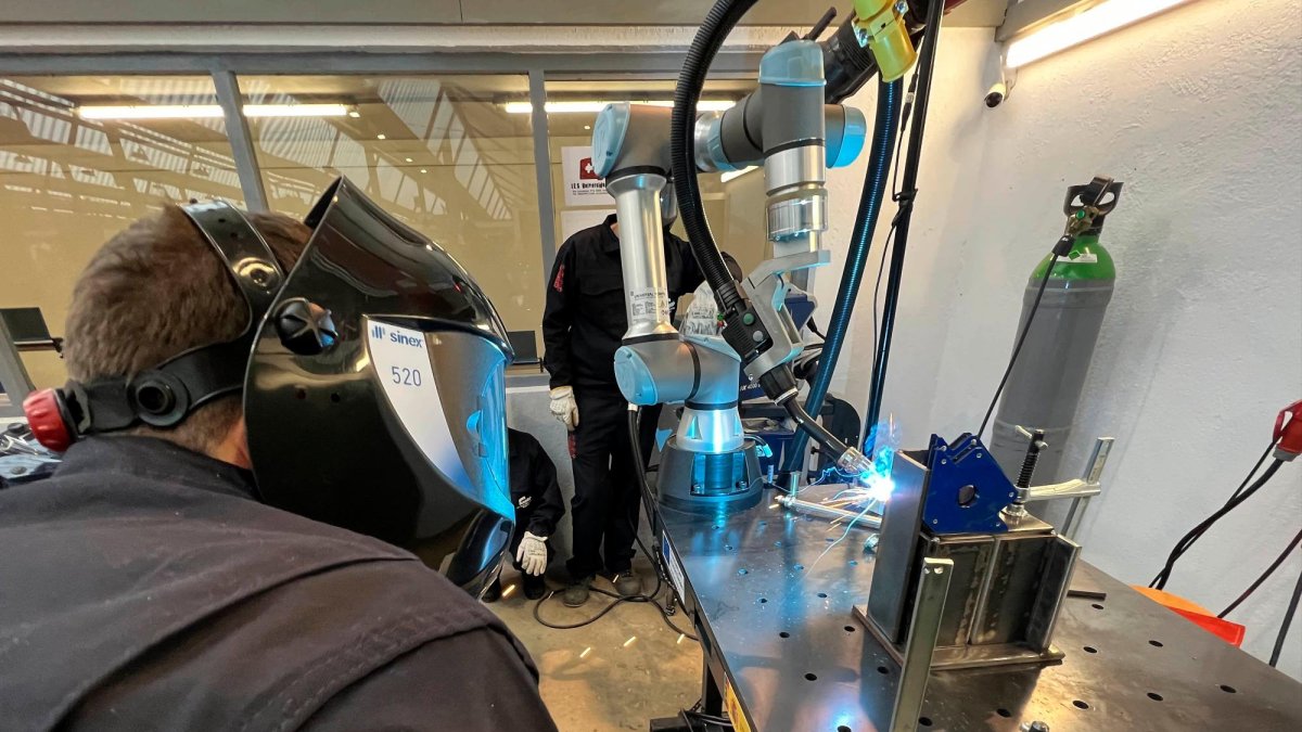 Un alumno prueba uno de los brazos robotizados, ayer en el Pere Martell.