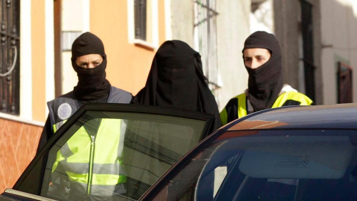 Imagen 2014 de la detención de una mujer perteneciente a la yihad.