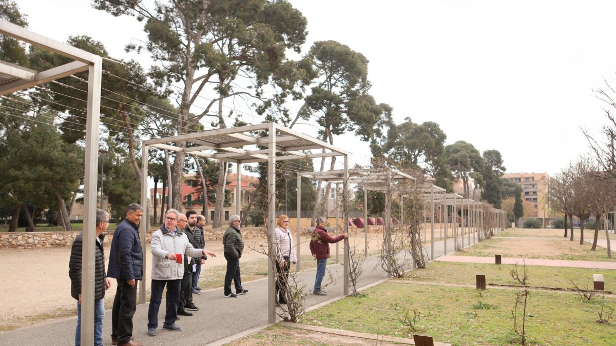 El presidente de la entidad y vecinos denunciaron ayer que «el Ayuntamiento nos perjudica».