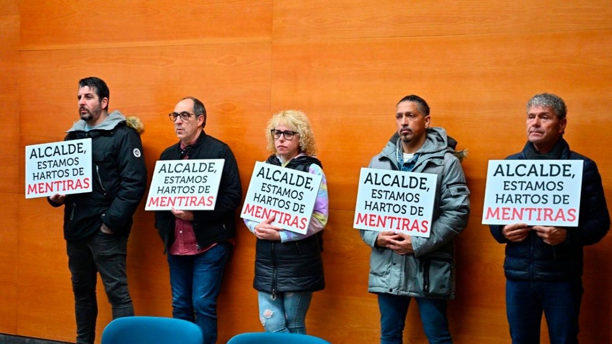 Ángel Martín de Sande y otros miembros de UGT en protesta durante un pleno.