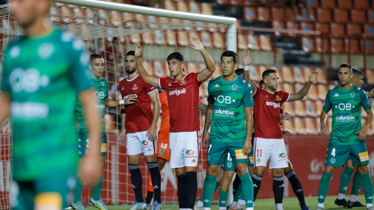 Instantes antes del primer gol de la temporada de Nacho González con la cabeza ante el Arenteiro.