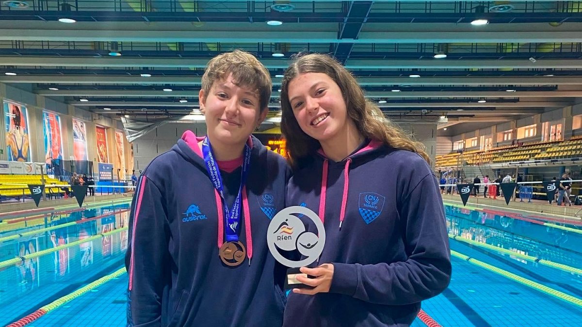 Abril Rius, con su medalla, y Ona Rosell, sosteniendo el trofeo de subcampeón del CN Tarraco.