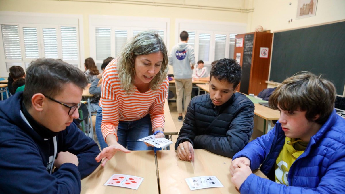 Joana Abella, con algunos de los alumnos del Col·legi Cardenal Vidal i Barraquer de Cambrils.