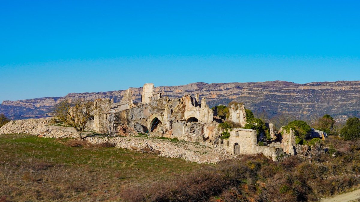 El pueblo de Gallicant y la Serra del Montsant.