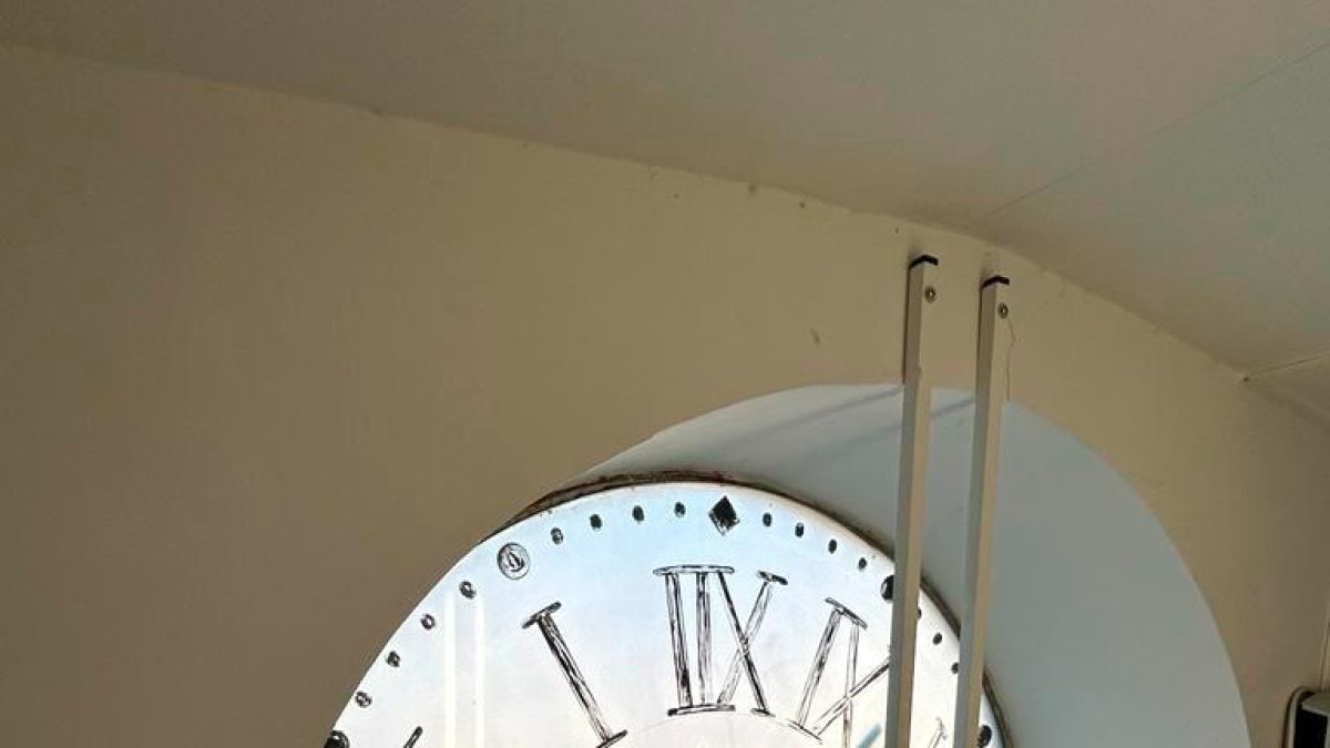 La esfera del reloj desde el interior del edificio.