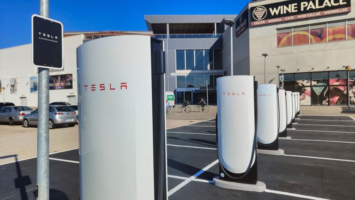 Los puntos de carga se han instalado en el aparcamiento exterior del centro comercial Nou Port, antiguo Port Halley.