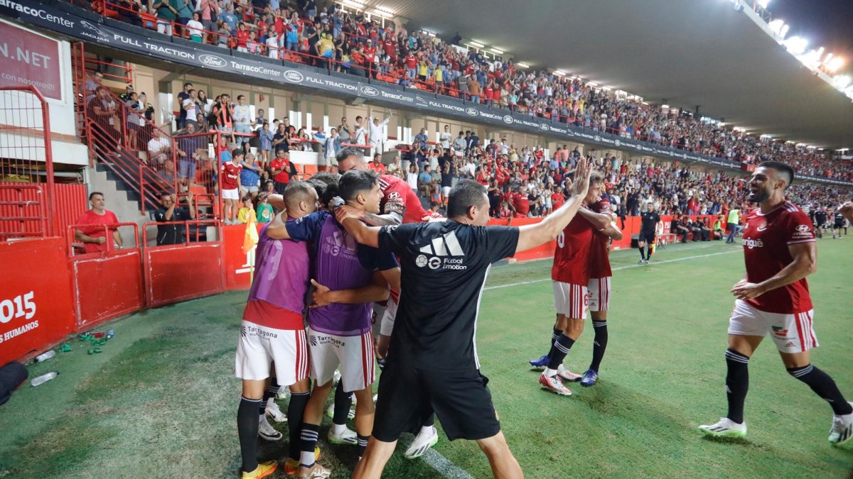 La celebración de los jugadores tras anotar el segundo gol ante el CE Sabadell.