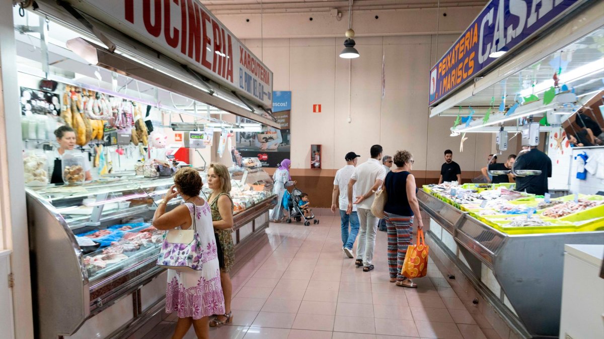 Actualmente, en el Mercat del Carrilet hay 13 negocios en activo. El espacio tiene que reformarse, pero el equipamiento seguirá en la misma ubicación.