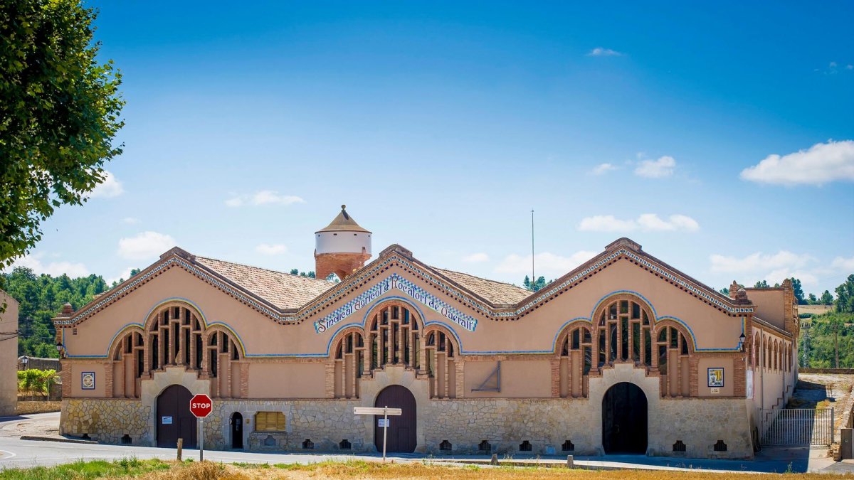 La façana exterior d’un dels cellers que va realitzar l’arquitecte Cèsar Martinell.