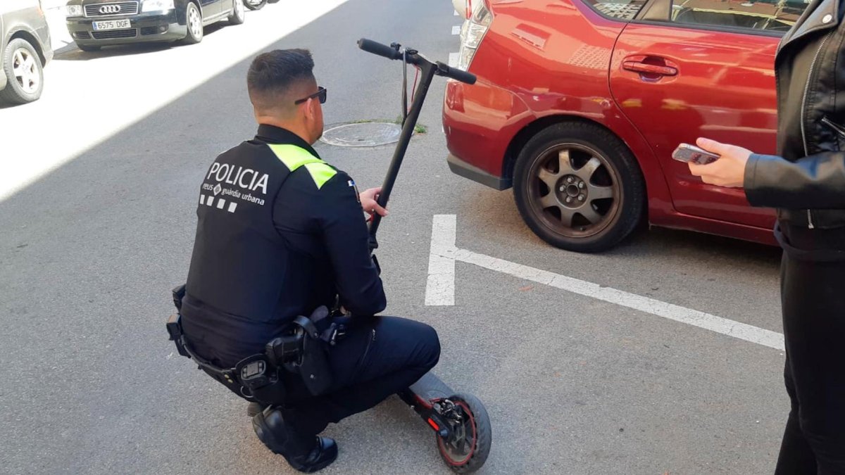 Un agente de policía con un patinete.