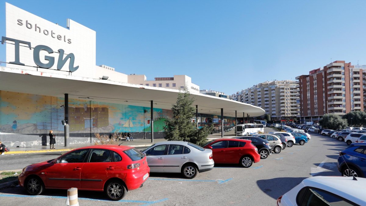 Las plazas de aparcamiento de zona azul de la calle Dr. Battestini se convertirán en andenes y marquesinas.