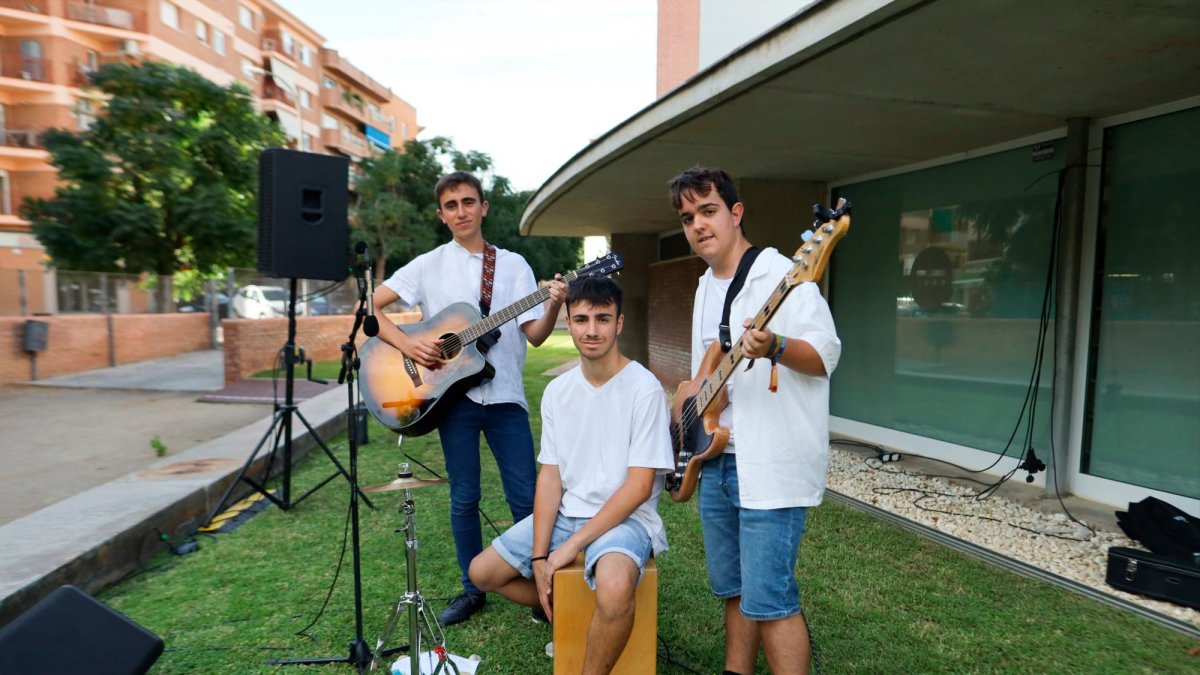 Los tres integrantes de Canelita en rama actuaron en el ciclo de Biblioteques Chill Out, impulsado por David Fernández.