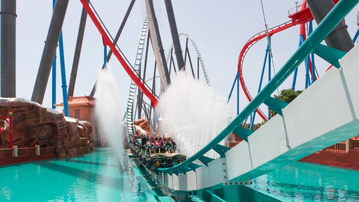 Shambhala, una de las montañas rusas más icónicas de PortAventura Park.
