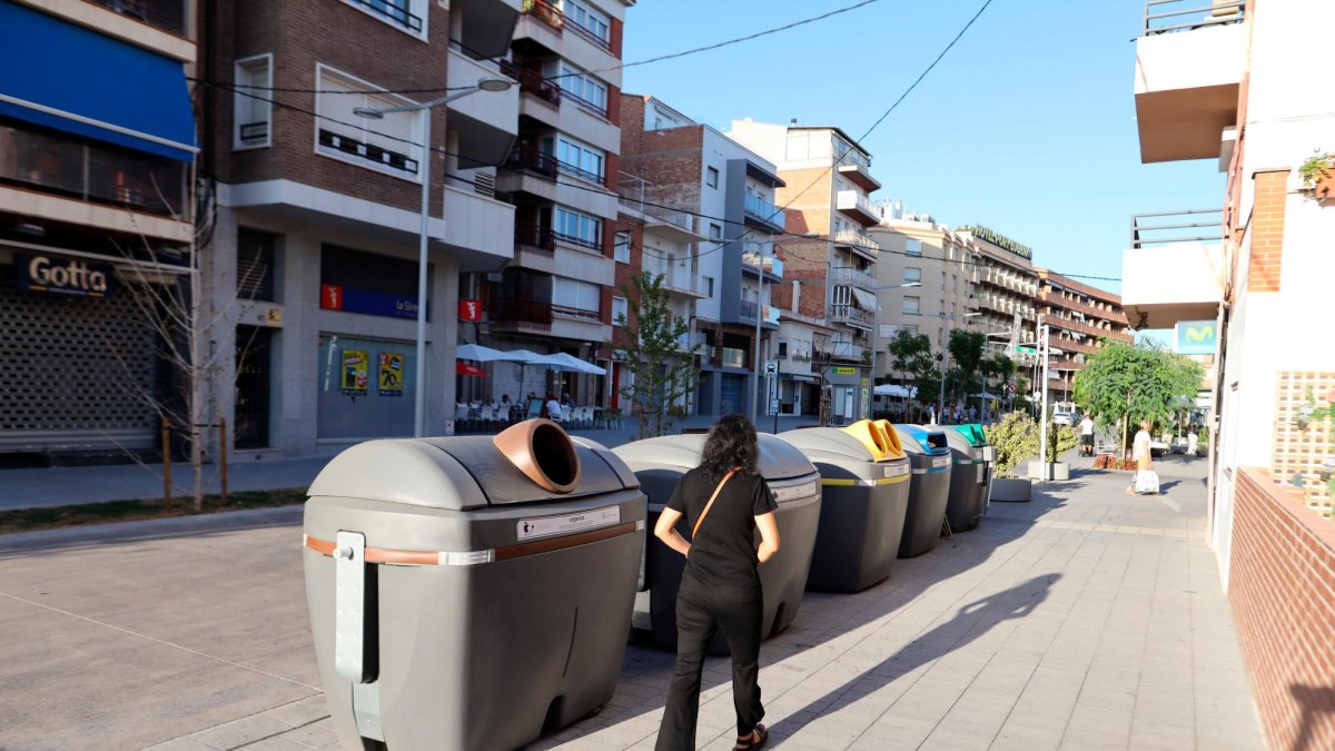 Nuevo episodio de quejas vecinales por unos contenedores en la Rambla ...
