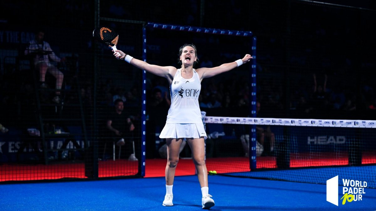 La reusense Ari Sánchez y su compañera Paula Josemaría disputarán hoy la final del Paraguay Padel Open 2023.