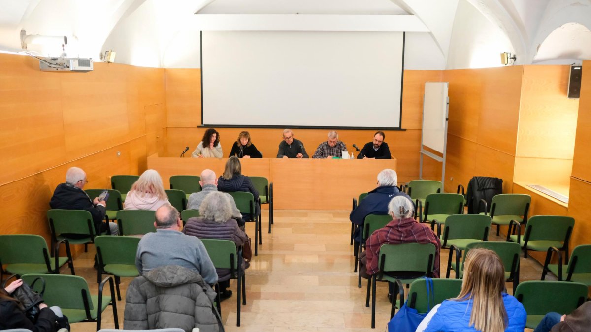 Los vecinos se reunieron esta tarde en asamblea en el antiguo hospital.