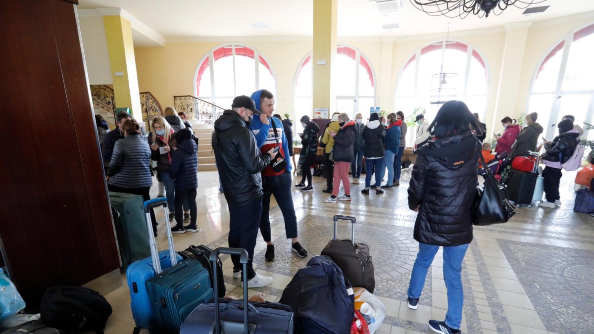 Llegada de ucranianos a un hotel de La Pineda poco después del inicio de la invasión.